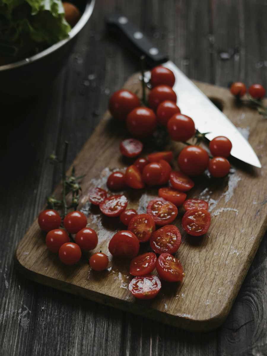 Kirschtomaten schneiden