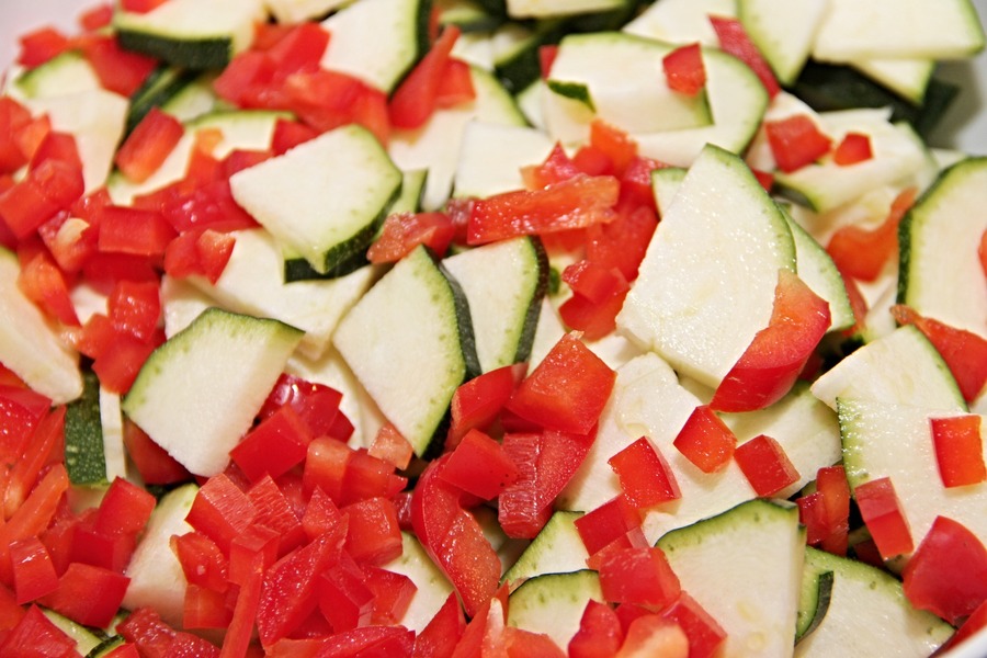 Zucchini und Paprika geschnitten